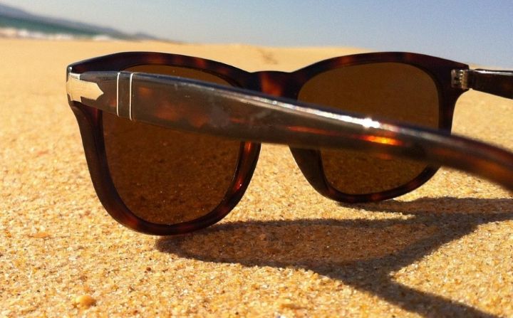 햇빛 알래에 있는 선글라스