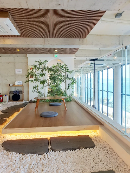 블루온-카페-2층-좌식-테이블