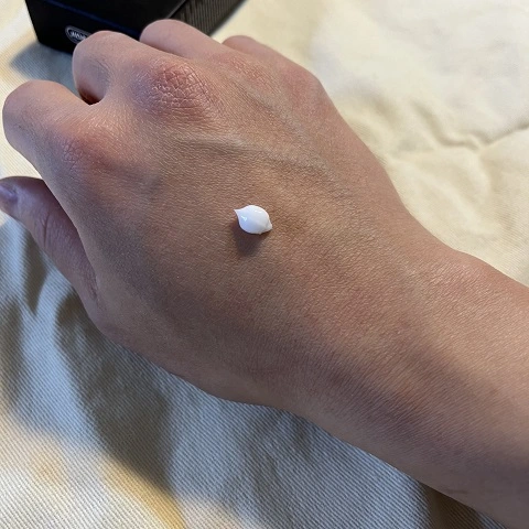 플르부아 핸드크림 텍스처 사진 전