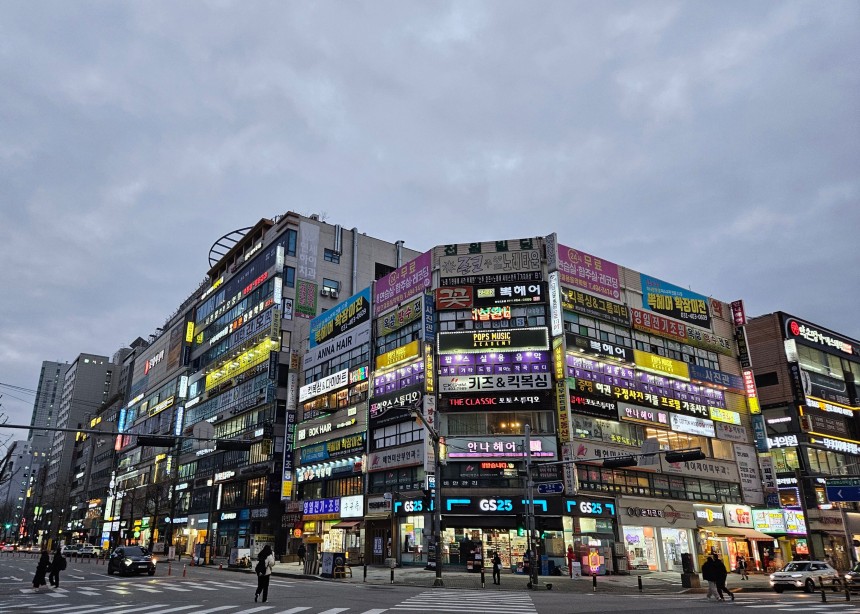 경기도 안산시 단원구 고잔동 서울지하철 4호선 중앙역 인근 번화가.