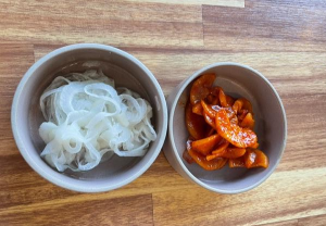 밑반찬 : 양파절임&#44; 단무지 장아찌
