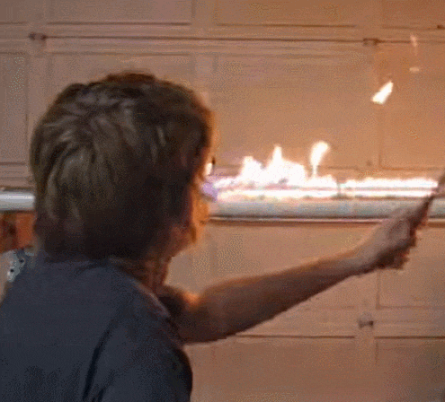 트럼펫 연주자의 '루벤스 튜브' 고전 물리학 실험 VIDEO: Watch a Trumpeter Play Fire in a Classic Physics Experiments That Lets Us &ldquo;See Sound&rdquo;