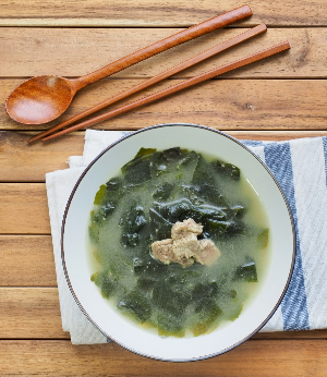 식탁에 차려진 미역국
