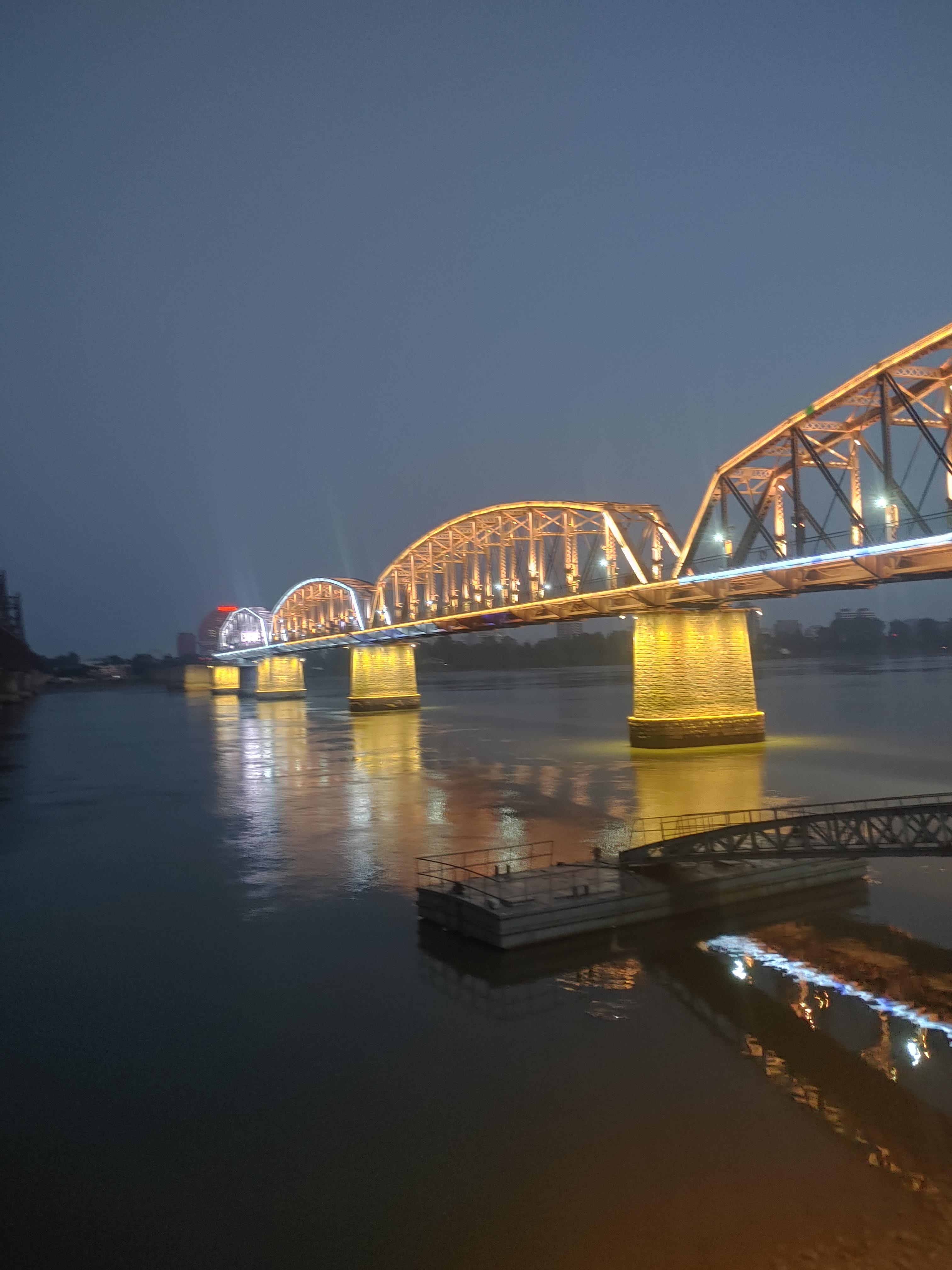 압록강 철교의 야경