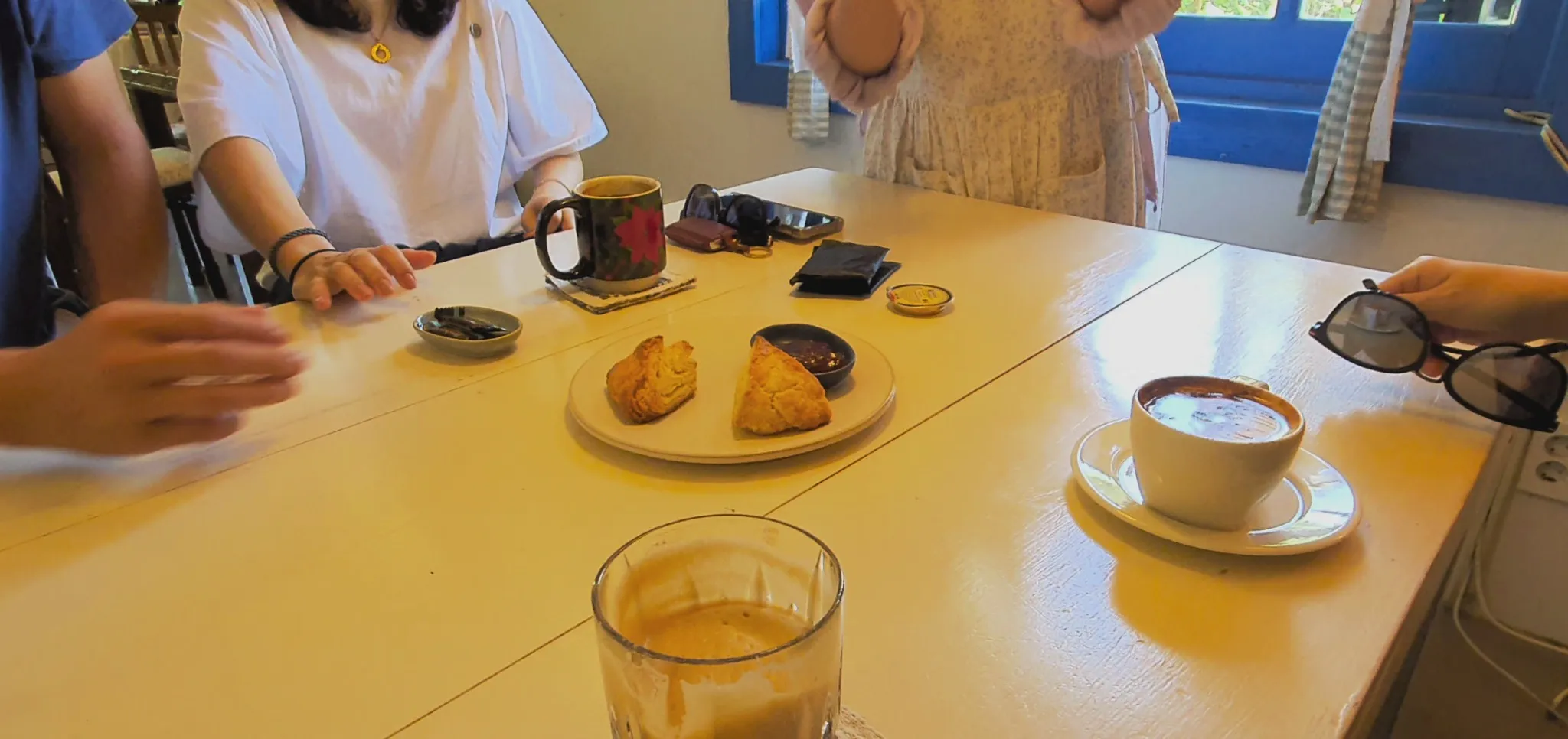 카페의 스콘과 아메리카노 세트