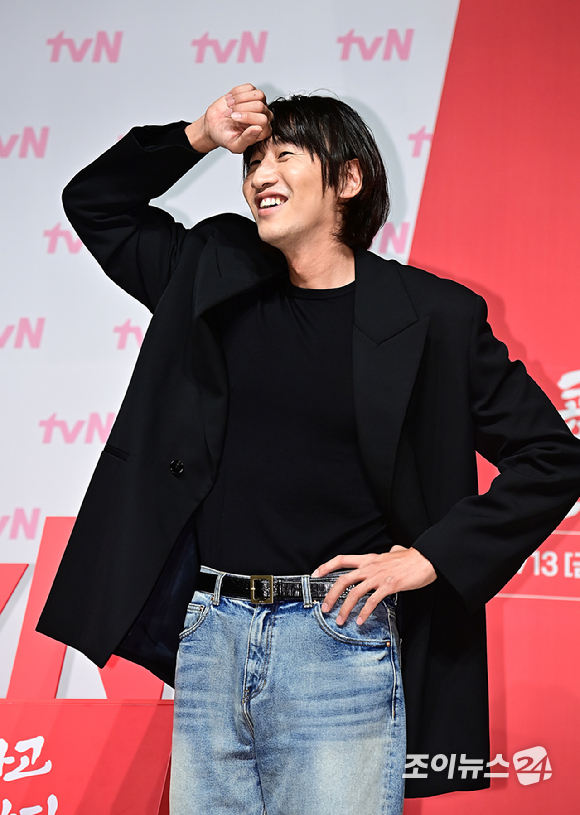 배우 이광수가 11일 오후 서울 강남구 엘리에나 호텔에서 열린 tvN &#39;콩 심은 데 콩 나고 팥 심은 데 팥 난다&#39; 제작발표회에서 포토타임을 갖고 있다. [사진=곽영래 기자]