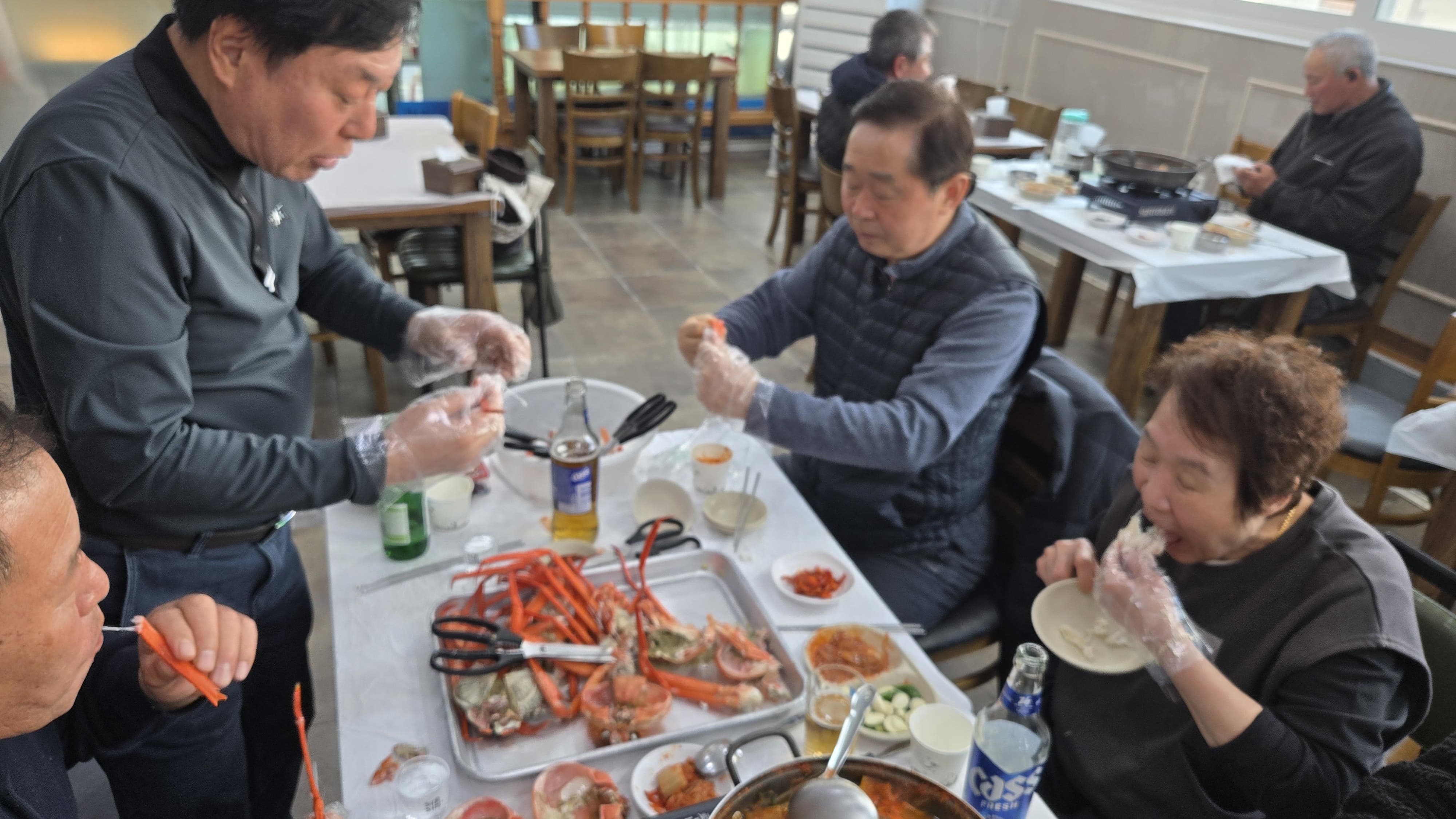 대게와 홍게 먹방 시작