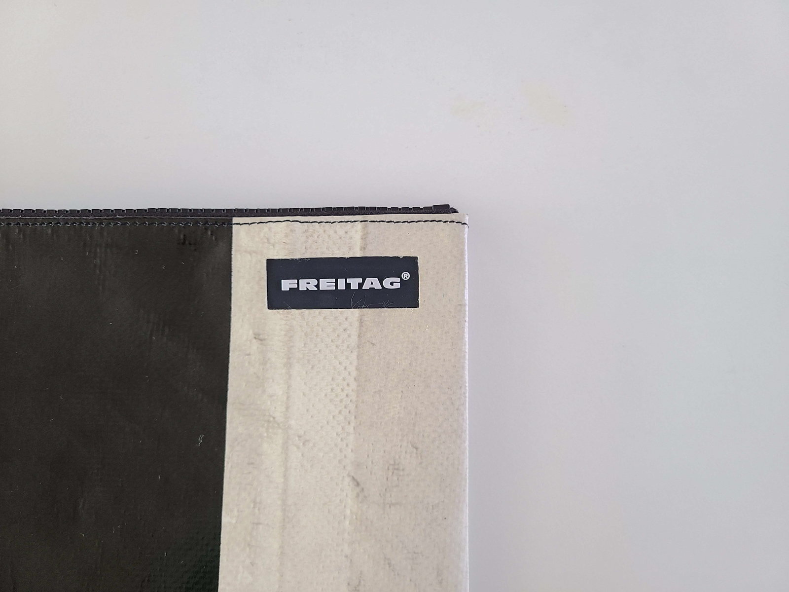 꼬질꼬질한 겉면과 고무탭