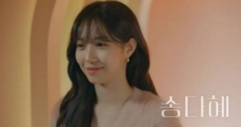 환승연애3-
살구색 배경 살색 v넥니트를 입고 앞머리를 내린 긴 웨이브머리에 미소를 짓고 왼쪽을 바라보는 송다혜