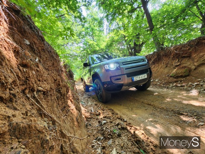 [시승기] 압도적인 여유로움&hellip; 랜드로버 '올 뉴 디펜더 130'