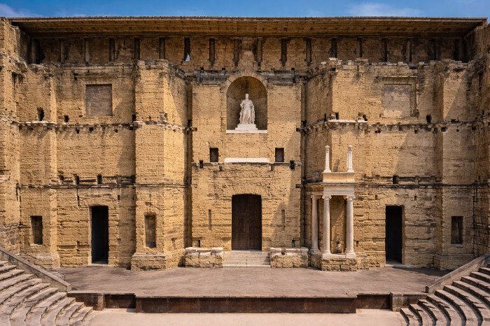 프랑스 오랑주에 보존된 완벽한 상태의 로마 무대 벽면