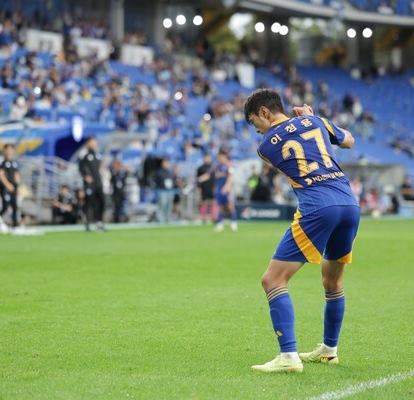 골프 세레머니 중인 이청용 선수 