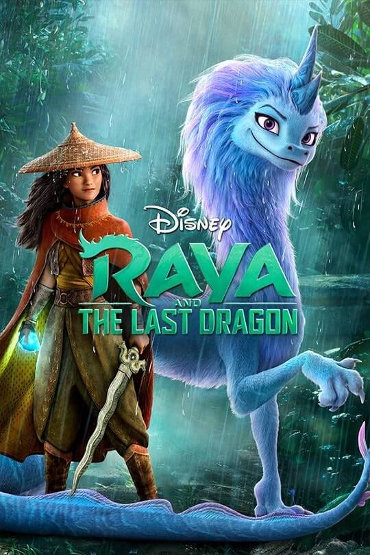 디즈니 애니메이션 영화 "Raya and the Last Dragon" 공식 포스터 : 전통적인 동남아시아 스타일의 옷과 모자, 드래곤보석과 칼을 들고 있는 라야와 신비로운 파란빛의 용 시수의 모습