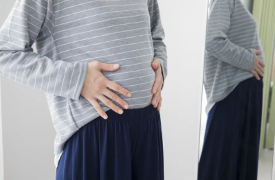 배를 만지는 여성