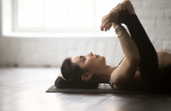 배에 가스가 찼을때 누워서 허벅지로 복부를 자극하는것도 좋다