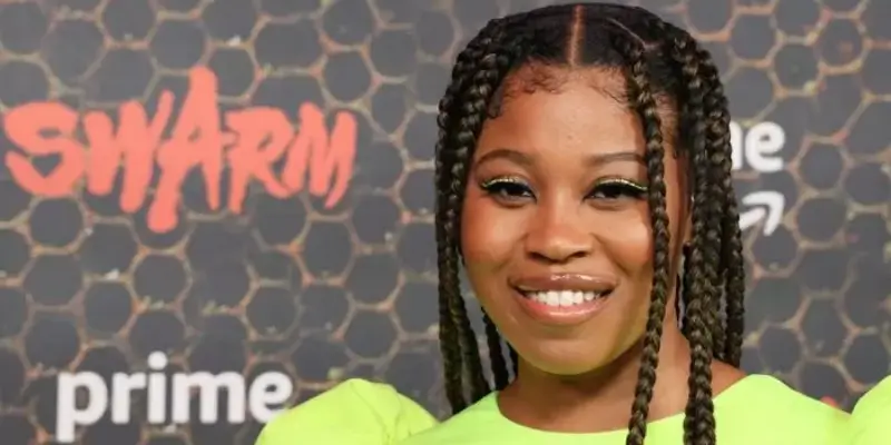 엘레나 윌리스를 연기하는 도미니크 피시백