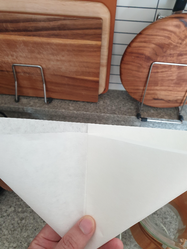 꼬갈모양으로 만든 필터를 보면 높이 차이가 있다. 사진에서 앞쪽이 짧다.