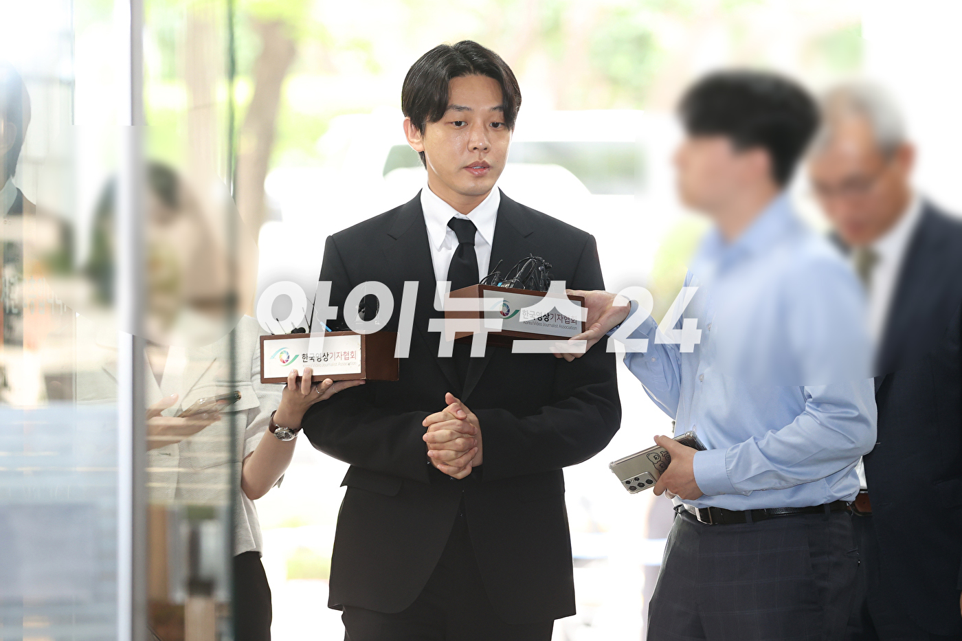 &#39;상습 마약 투약&#39; 혐의를 받는 배우 유아인(38·본명 엄홍식)이 24일 오전 서울중앙지방법원에 구속 전 피의자 심문(영장실질심사)을 받기위해 입장하고 있다. [사진=정소희 기자]