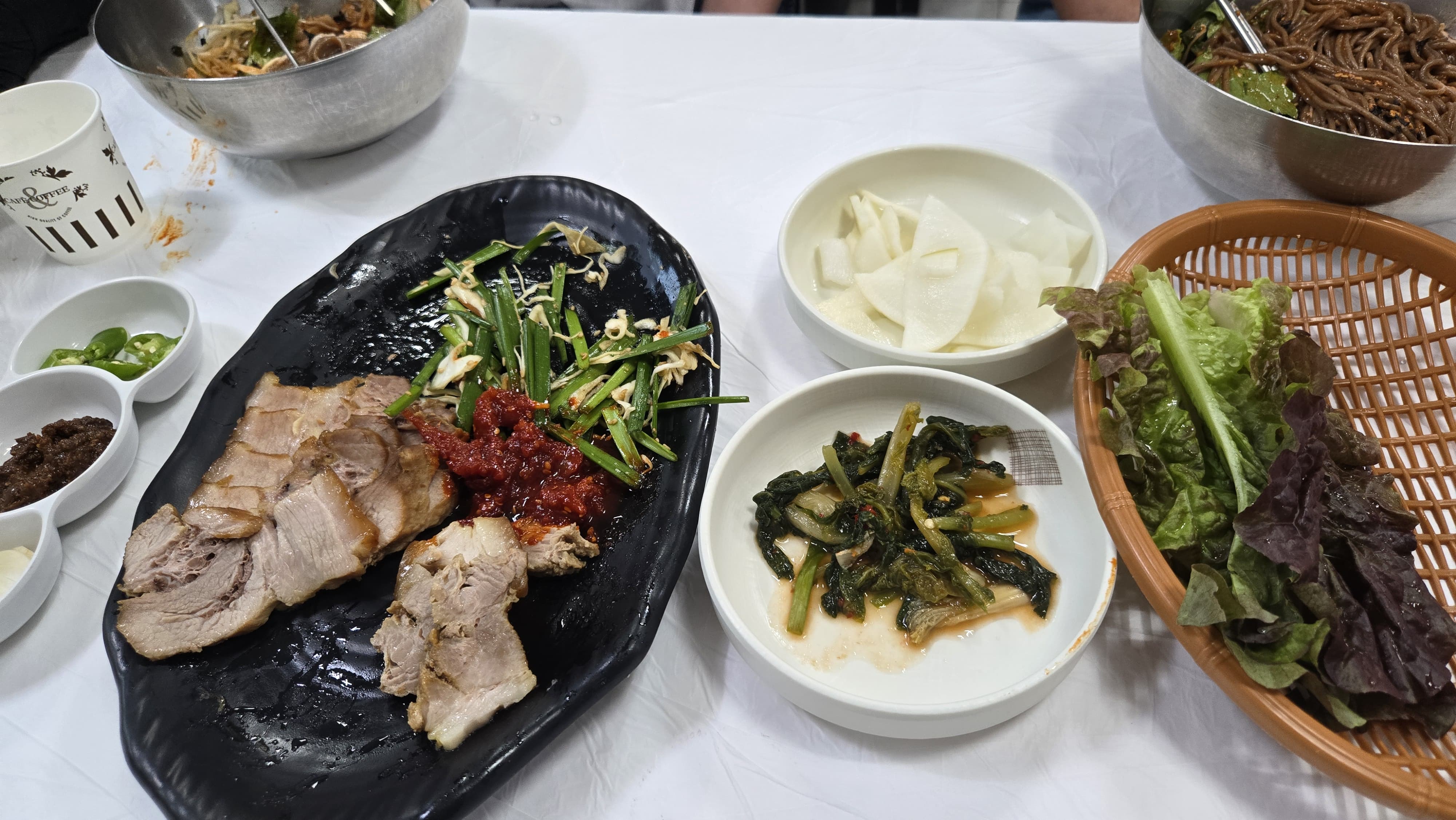 수육과 함께 비빔막국수&amp;#44; 물막국수를 맛보며 하루를 정리