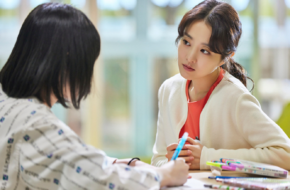 배우 박보영이 &#39;정신병동에도 아침이 와요&#39;(연출 이재규&#44; 극본 이남규)에서 다은 역을 맡아 열연을 펼치고 있다. [사진=넷플릭스]