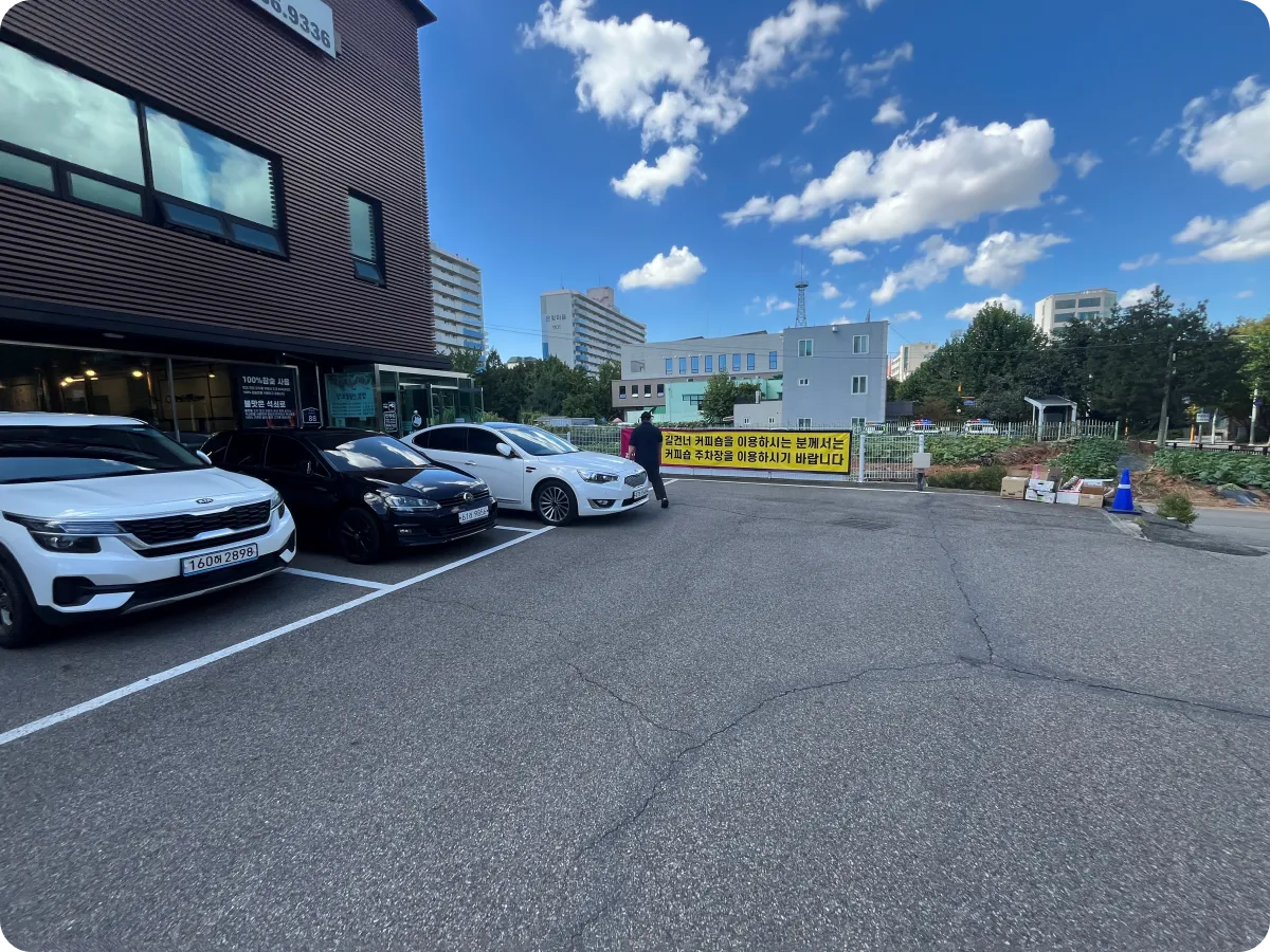 대박나소-식당앞-야외-주차장