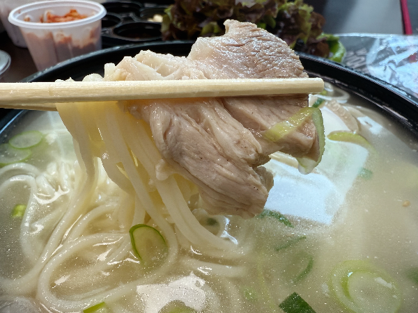 고기와 함께 국수 한 입