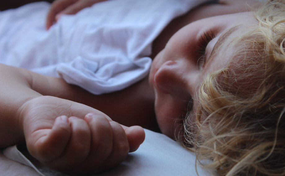 자고있는 아기사진