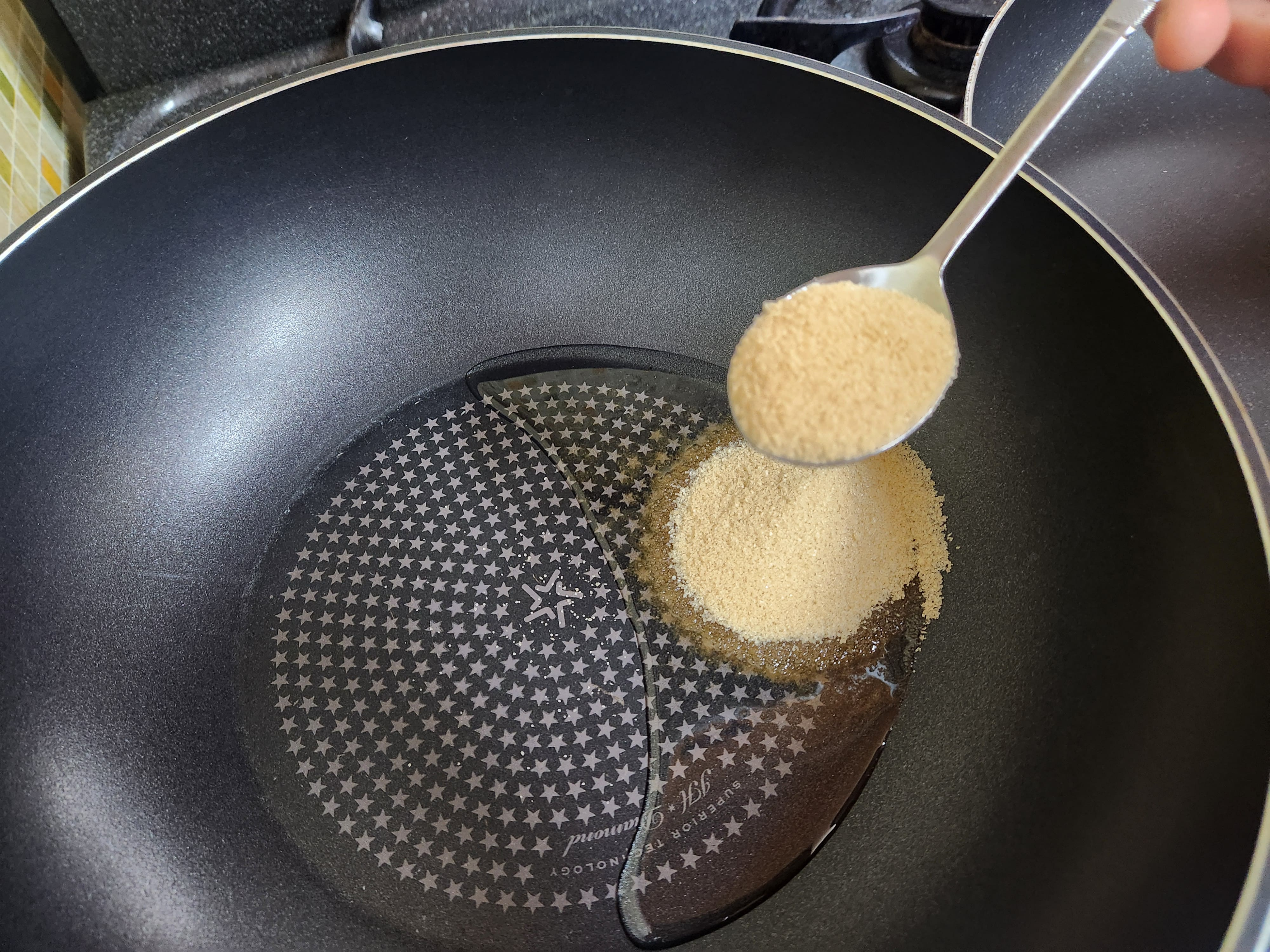 식용유 4스푼&amp;#44; 설탕 3스푼 넣기