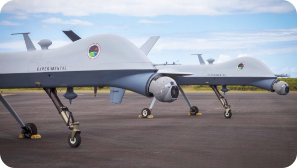 앞에 센서 터렛을 장착하고 있는 MDA의 MQ-9s 실험기체
