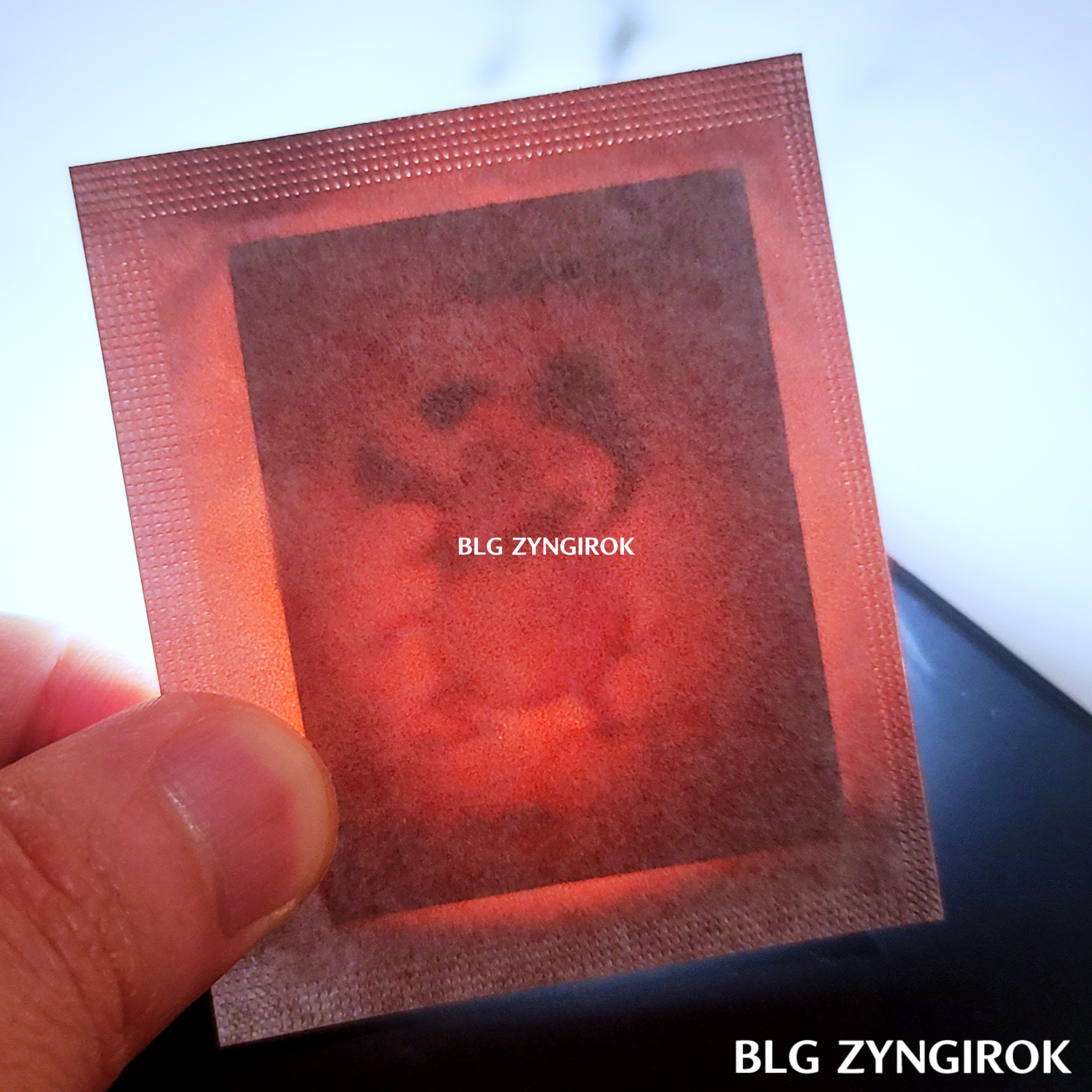 띠부띠부씰을-하나-들고있다.