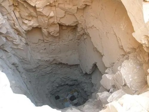 이집트 룩소르 지역의 절벽에 파인 TT320 무덤의 수직 갱. 내부 깊숙한 곳에 여러 파라오와 왕비의 미라가 이장되어 있었다.