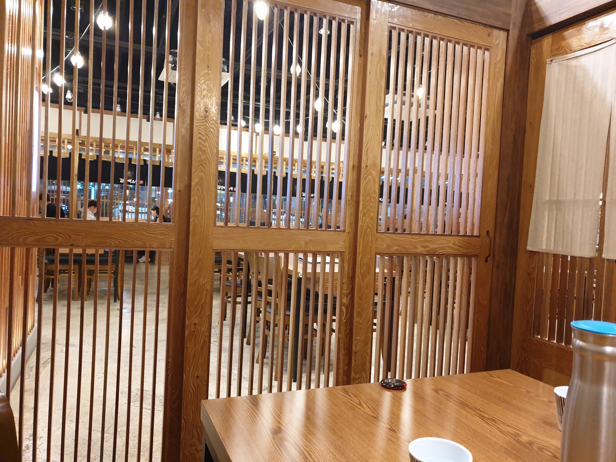 테이블 앞의 나무로 만든 문