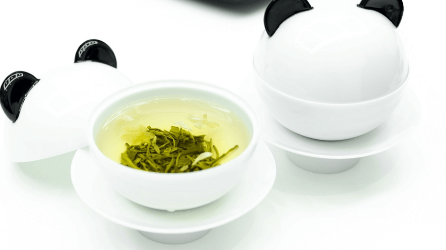 허브차의 종류 자스민 차가 팬던 찻잔에 담겨 있다