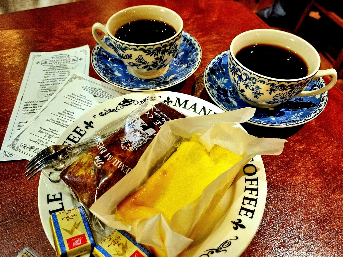 당산 맨홀커피 본점: 영국 가정 모티브, 아늑한 서울 크리스마스 트리 카페