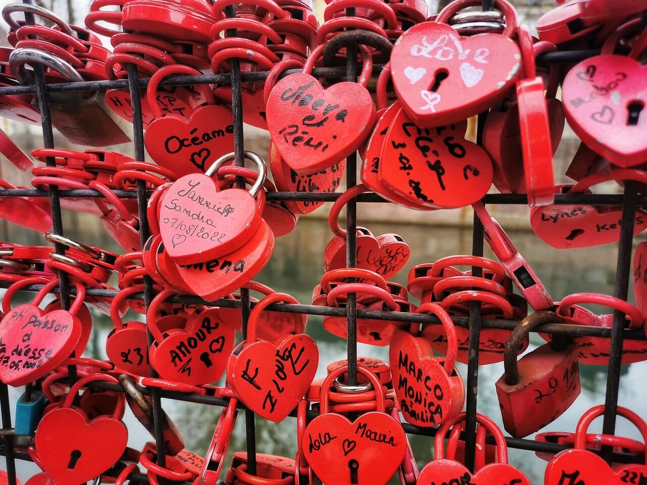 감정의 ‘미세 결’ 분석하기: 감정 사이의 빈틈을 기록하는 법