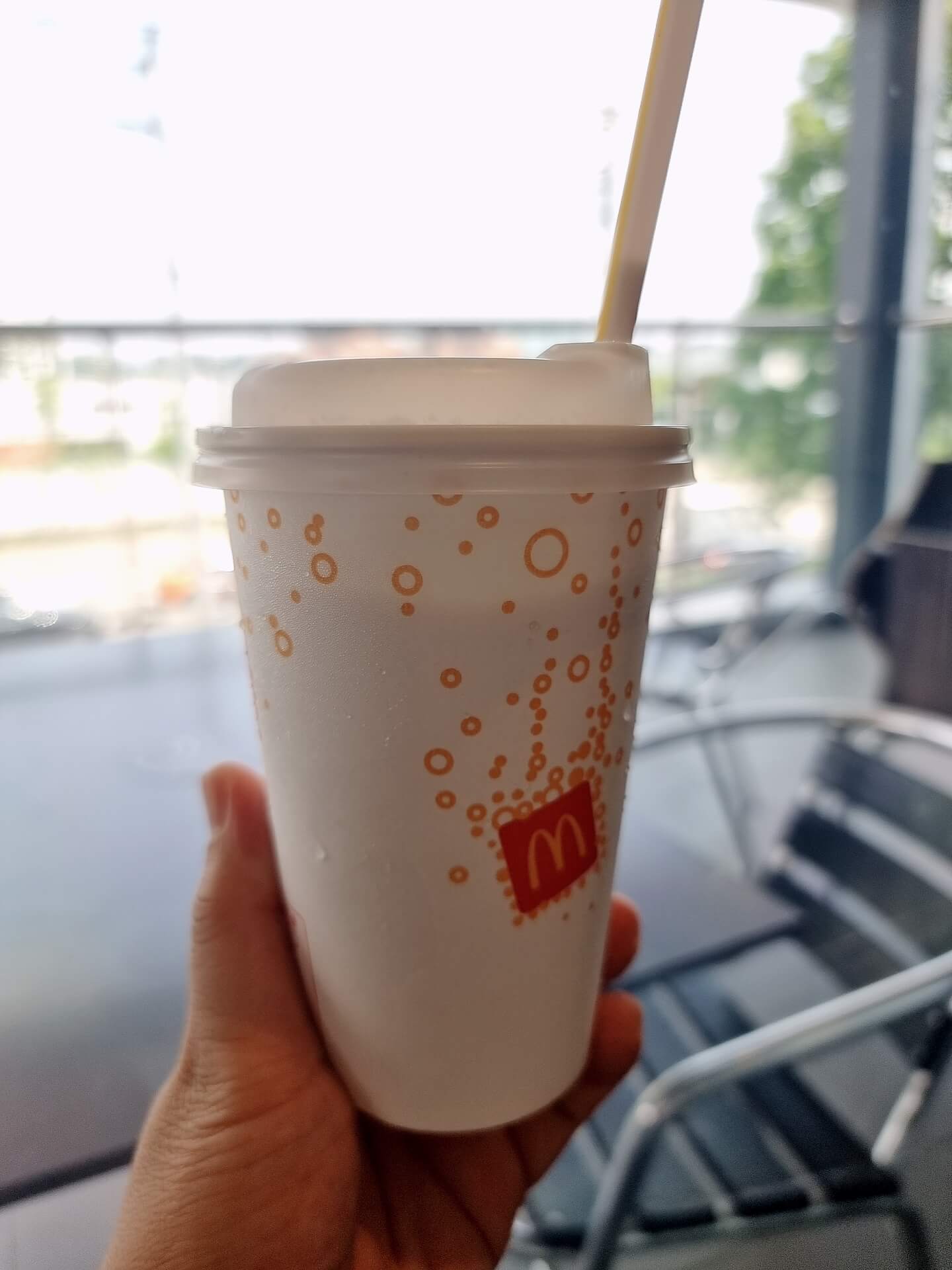 바닐라 쉐이크 한손에 들어봄