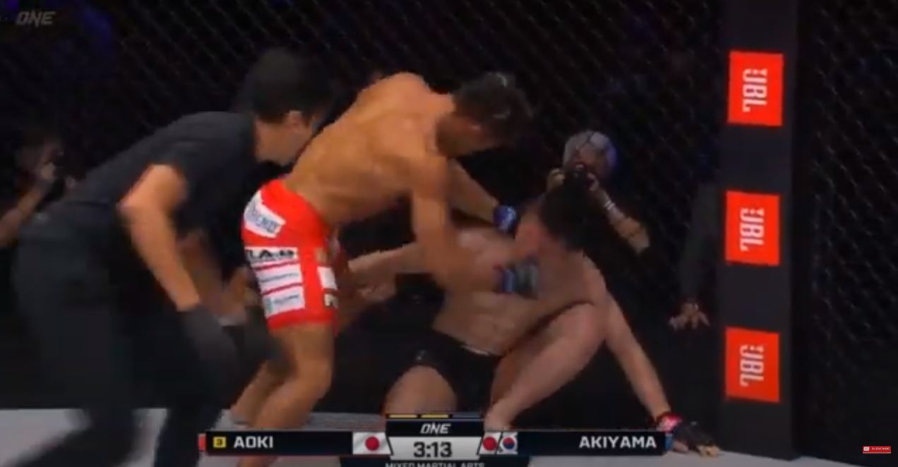 펀치를 얻어맞는 아오키