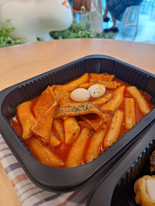 트레이에 음식 담아오다