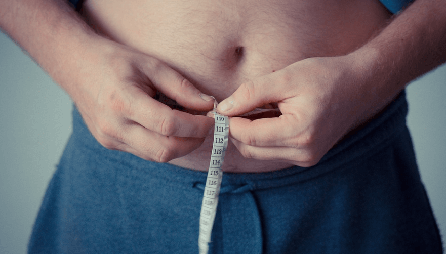 남성이 배둘레를 줄자로 확인하고 있다