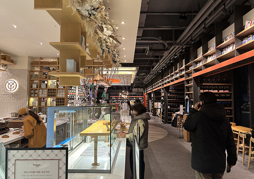 카페꼼마-얀쿠브레-매장1