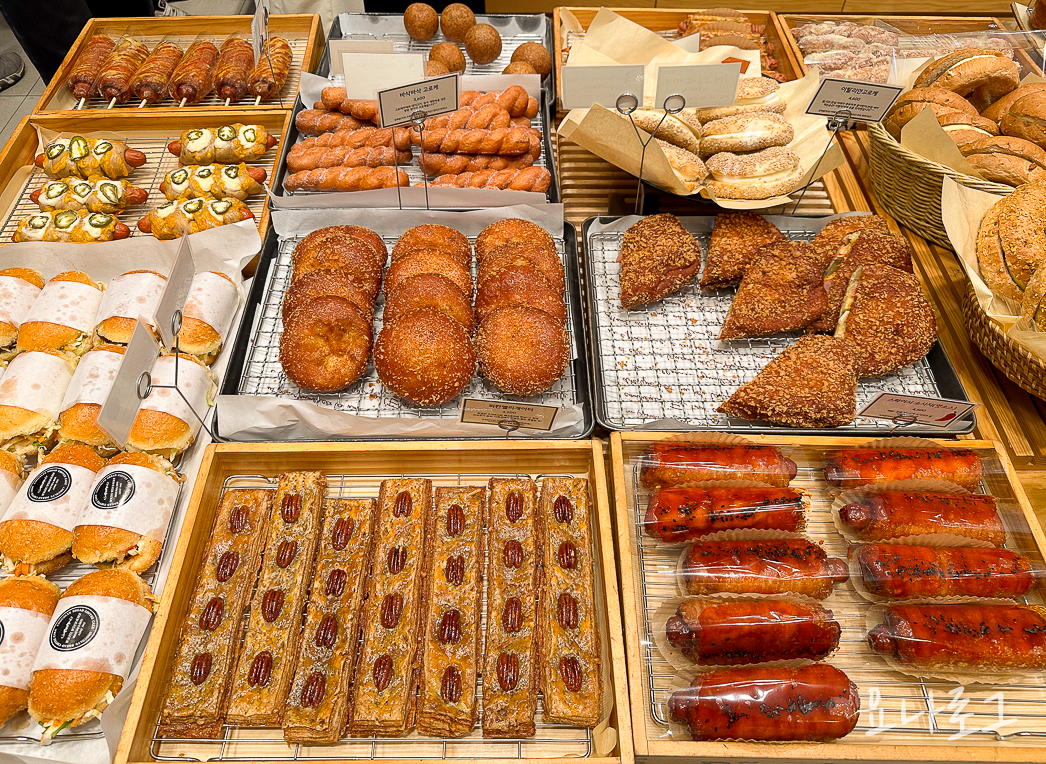 하얀풍차 망포 망포맛집 수원맛집 영통맛집 수원가볼만한곳 수원데이트 빵지순례 수원빵집 치즈바게트 화이트롤 영통빵집 영통데이트 수원빵지순례 수원맛집추천 영통맛집추천 망포맛집추천 망포빵집 영통가볼만한곳 데이트코스추천 빵집 빵 수원디저트 영통디저트
