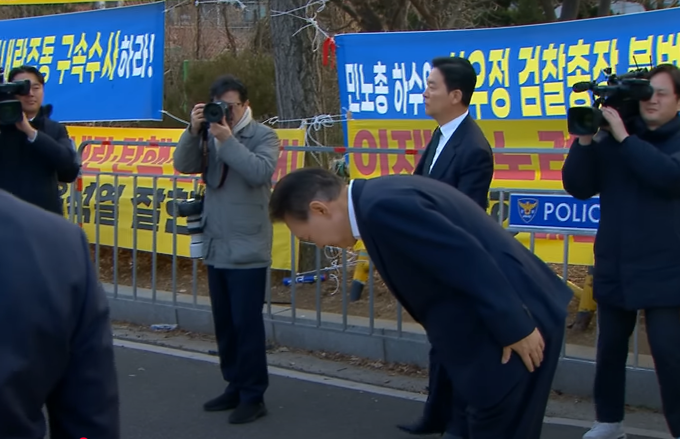 석방된 윤석렬 대통령이 지지자들에게 90도로 허리를 꺽어 감사 인사를 하고 있다