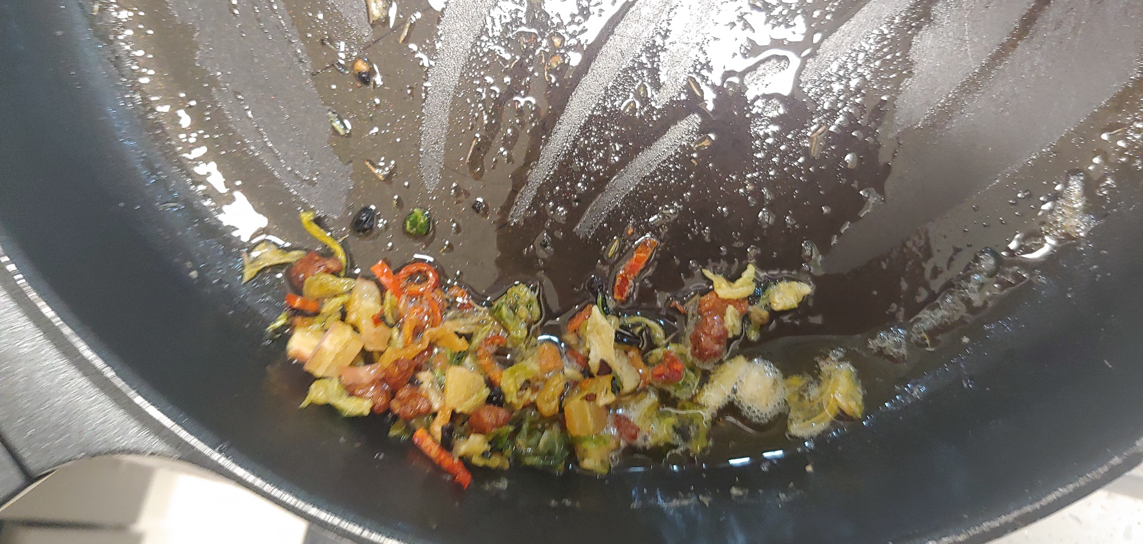 후레이크들은 잔열로 우선 2분 볶아줍니다.