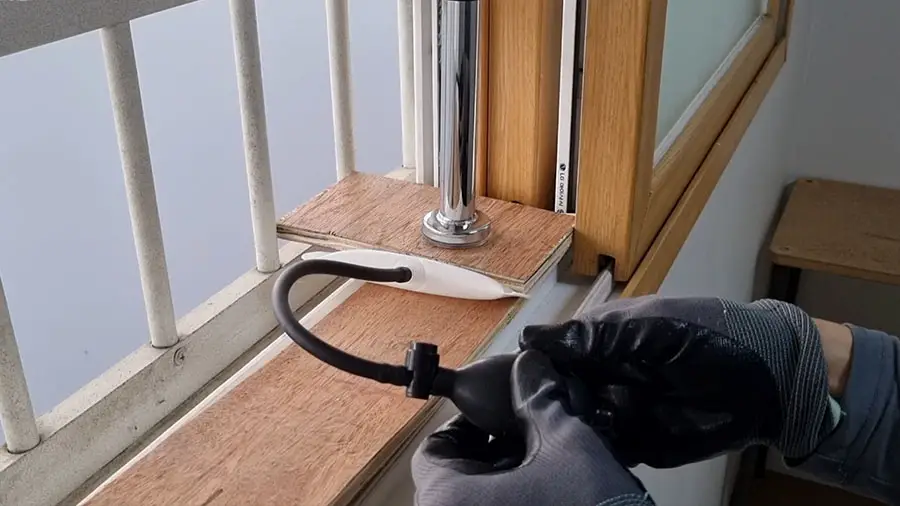 창틀 벌리는 모습