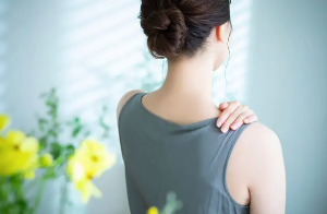 그 어깨 결림, 갱년기 증상일 수도 있어