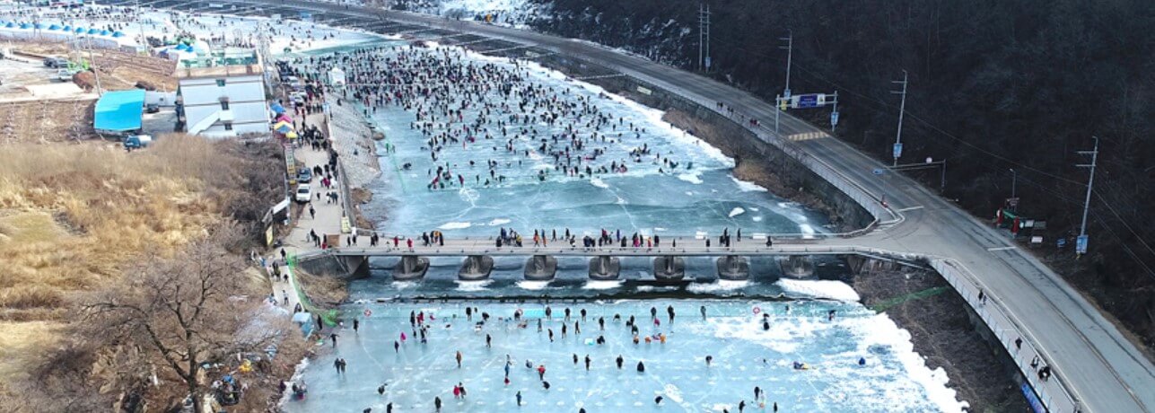 안동 암산얼음축제, 썰매, 빙어낚시, 송어잡기, 자연 그대로의 아름다움을 간직한 안동 암산에서 개최되었습니다.