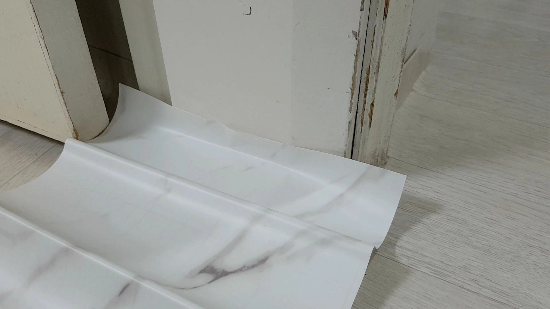 시트지 붙이는 모습