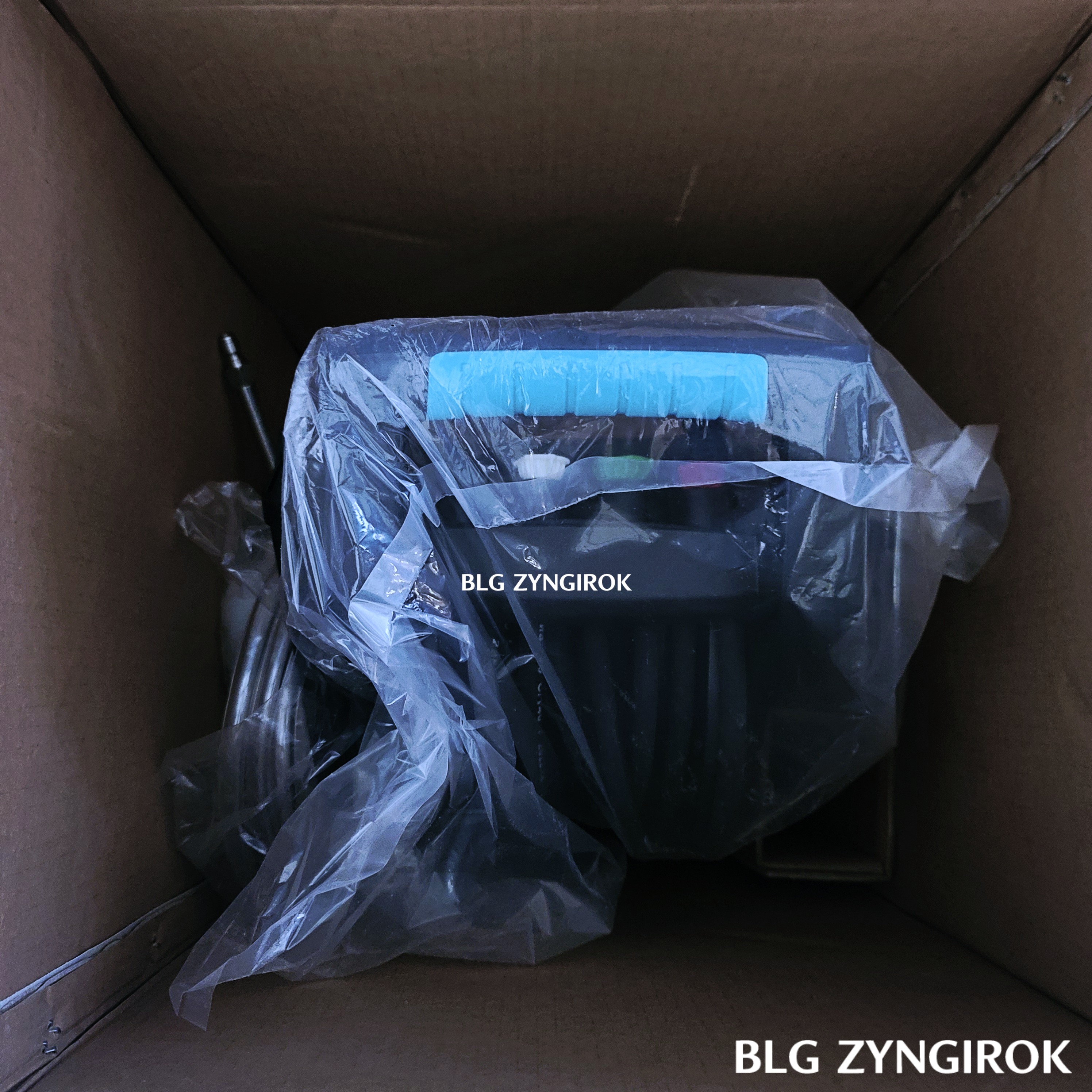 코모스 고압세척기 상자 내부에 담겨있는 모습이다.