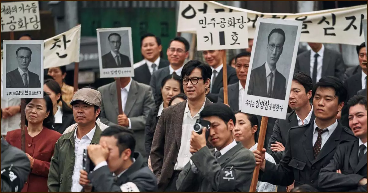 선거유세장을 말 없이 쳐다보는 서창대