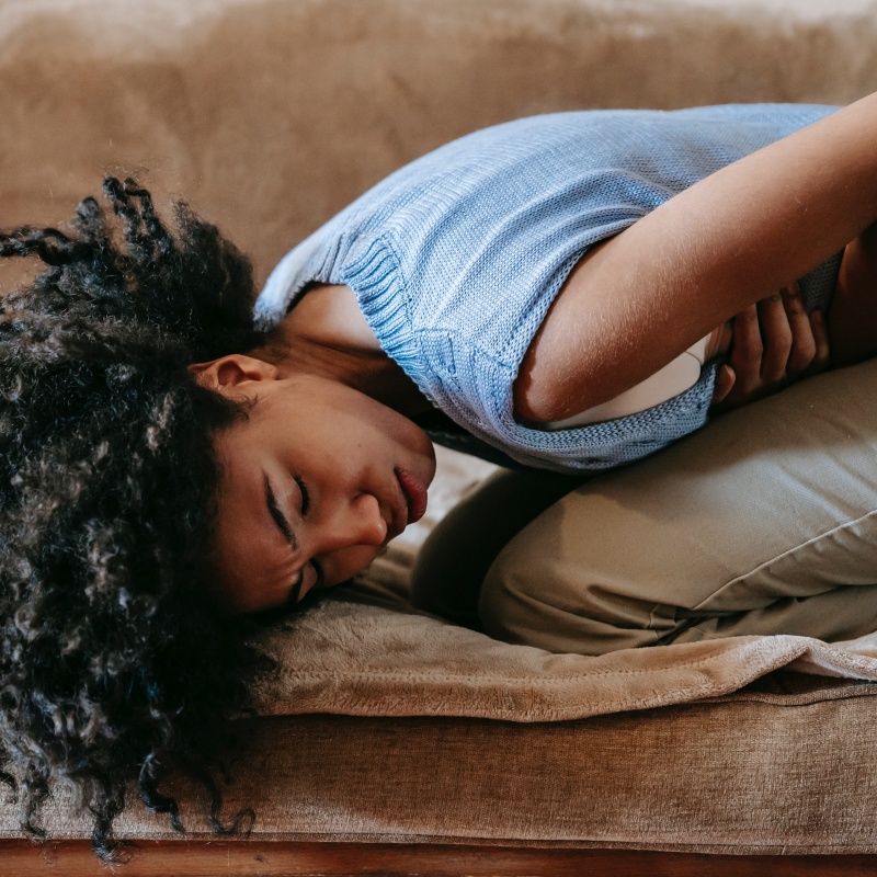 생리통에 힘들어하는 사진입니다.